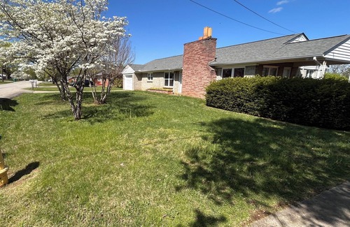 Morristown House | Charming 2-3 bedroom mid-century house in marvelous Morristown with AC, WiFi