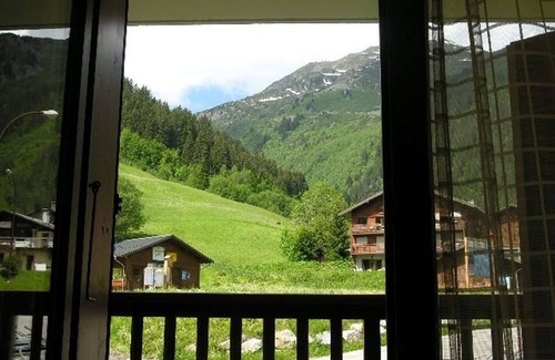 Beaufort Apartment | Charming 2* Apartment for 5 at Ski Slopes - Wifi, Parking, Pet-Friendly, Cozy Kitchen