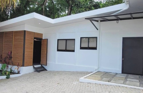 Dominical Cabin | Charming 2-bedroom cabin in delightful Dominical with WiFi, AC