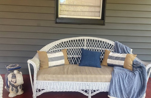 Bushnell Cottage | Charming 2-b/r country cottage-central Florida WiFi, AC, BBQ home away from home
