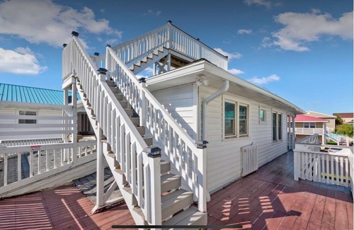 Cherry Grove Beach House | Charming 2-bedroom house in delightful North Myrtle Beach with WiFi, AC