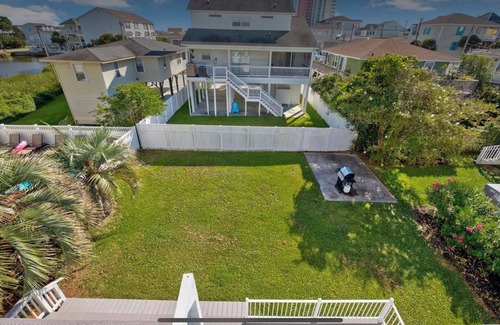 Cherry Grove Beach House | Charming 2-bedroom house in delightful North Myrtle Beach with WiFi, AC