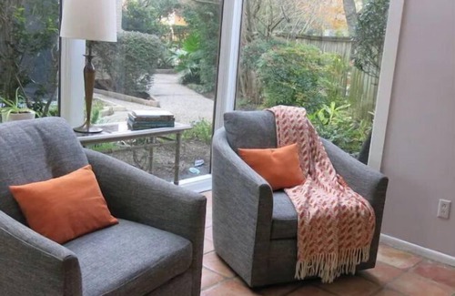 Houston House | Charming 2 bd townhome with private garden.