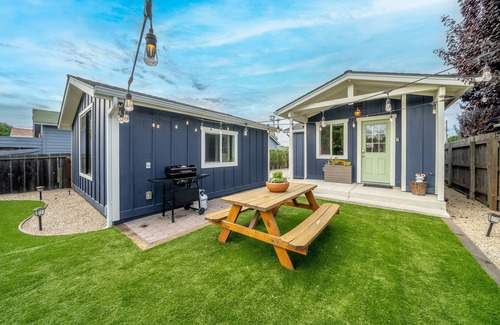 Seaside Cottage | Charming 2 BDR Seaside Cottage Perfect for Couples – Only 5 Minutes to the Beach
