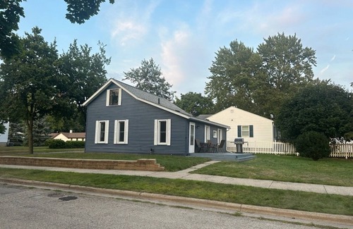 Bay City House | Charming 2-bdrm house w WiFi, game room, & outdoor fire pit in Bay City