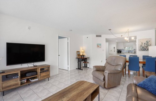 Sunny Isles Beach Condo | Charming 2-bedroom condo nearby the beach with WiFi, AC in Sunny Isles Beach