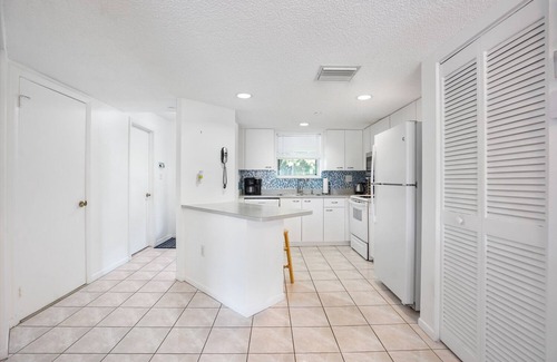 Sunny Isles Beach Condo | Charming 2-bedroom condo nearby the beach with WiFi, AC in Sunny Isles Beach