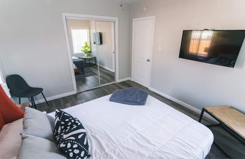 South Wrigley Apartment | Charming 2 bed 1 bath unit