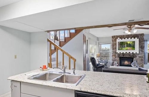 Lake Ozark Condo | Charming 2-bed 2-bath condo overlooking the beautiful Lake of the Ozarks-4MM