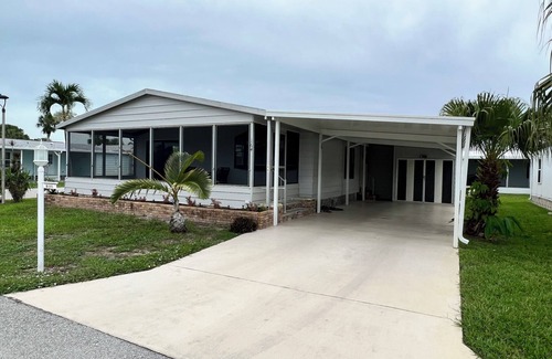 Naples House | Charming 2-bed 2-bath fully remodeled mobile home in Naples near Marco Island.