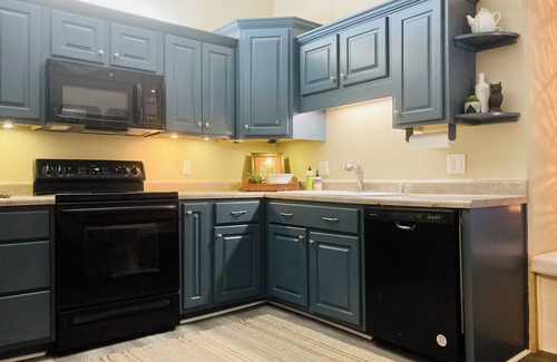 Jonesboro House | Charming 2 bed 2 bath urban cottage near Historic Downtown Jonesboro