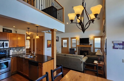 Central Okanagan House | Charming 2 Bed and Loft Cottage at La Casa Lakeside Resort
