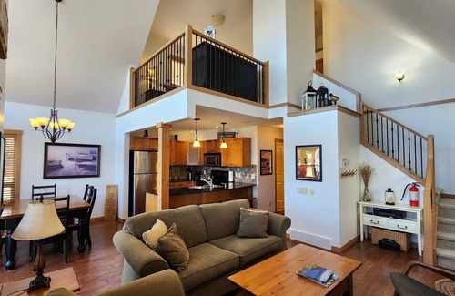 Central Okanagan House | Charming 2 Bed and Loft Cottage at La Casa Lakeside Resort