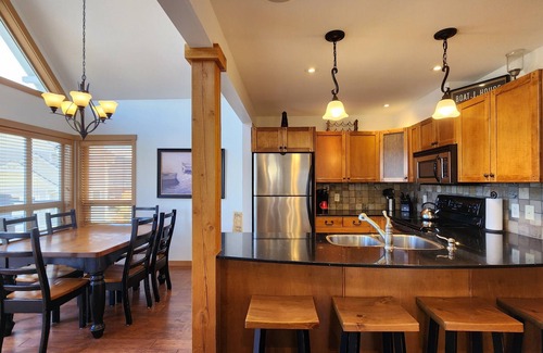 Central Okanagan House | Charming 2 Bed and Loft Cottage at La Casa Lakeside Resort