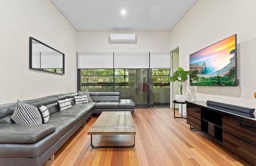 Stanmore Apartment | Charming 2-Bed Apartment With a Balcony