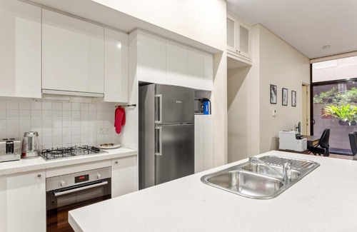 Stanmore Apartment | Charming 2-Bed Apartment With a Balcony