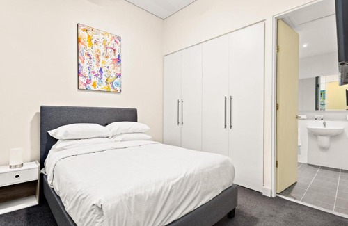 Stanmore Apartment | Charming 2-Bed Apartment With a Balcony