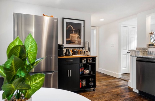 Salem Apartment | Charming 2-Bed Apt Free Parking King Bed 1 Mile to Downtown Salem!