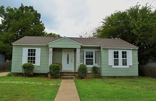 Waxahachie House | Charming 2-Bed Bluebonnet Bungalow in Historic Waxahachie