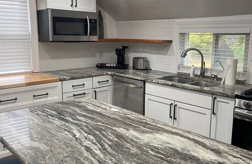Afton House | Charming 2-bed bungalow 2 bed 1 bath house fenced yard washer and dryer private