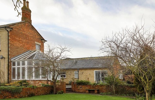 Woburn Sands Cottage | Charming 2-Bed Cottage in Milton Keynes, Sleeps 6