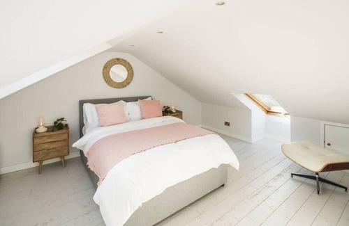 Colville House | Charming 2 Bed Cottage with Romantic Loft