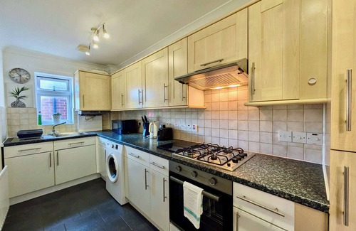 Bromley Common and Keston Apartment | Charming 2-Bed Flat Near Parks London