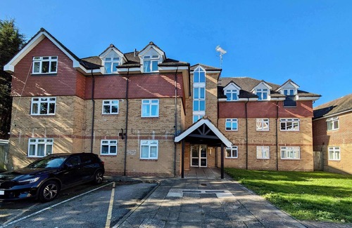 Bromley Common and Keston Apartment | Charming 2-Bed Flat Near Parks London