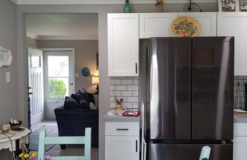 Grand Island House | Charming 2-bedroom house in delightful Grandyle Village with AC