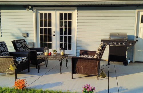 Grand Island House | Charming 2-bedroom house in delightful Grandyle Village with AC