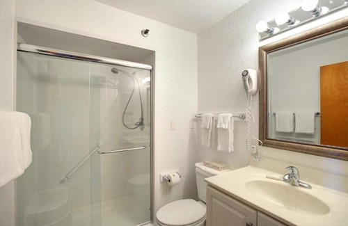 Colington Resort | Charming 2-bedroom resort across the street from the ocean in Kill Devil Hills.
