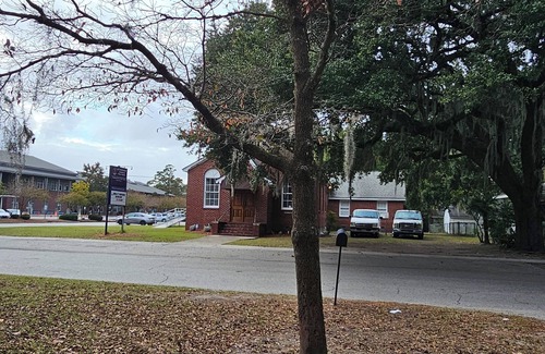 North Charleston House | Charming 2-bedroom house in nPark Circle District, walk to the park and pubs