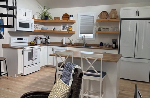 Pointe-du-Chene Cottage | Charming 2-bedroom cottage with AC in Pointe-du-Chêne