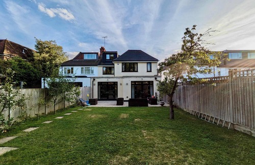 Golders Green House | Charming 2-Bedroom Retreat in London