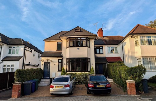 Golders Green House | Charming 2-Bedroom Retreat in London
