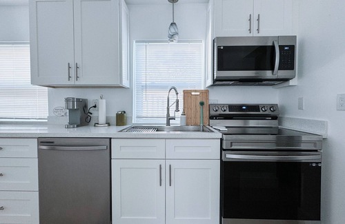 Edgewood House | Charming 2 Bedroom House in Superb Fort Lauderdale with Private Backyard