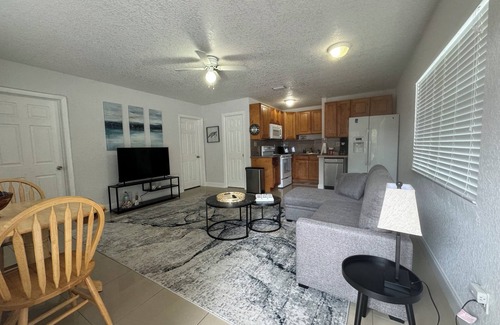 Poinsettia Heights Cottage | Charming 2-bedroom guest house in delightful Fort Lauderdale with WiFi, AC