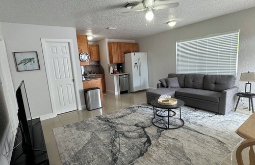 Poinsettia Heights Cottage | Charming 2-bedroom guest house in delightful Fort Lauderdale with WiFi, AC