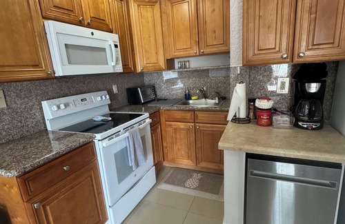 Poinsettia Heights Cottage | Charming 2-bedroom guest house in delightful Fort Lauderdale with WiFi, AC