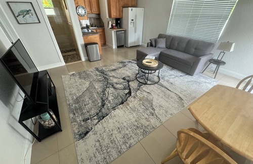 Poinsettia Heights Cottage | Charming 2-bedroom guest house in delightful Fort Lauderdale with WiFi, AC