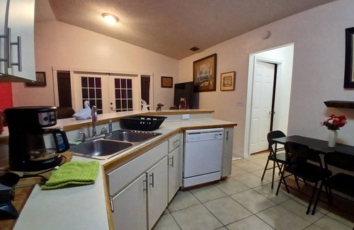 New Port Richey House | Charming 2-bedroom house with WiFi, AC in serene New Port Richey