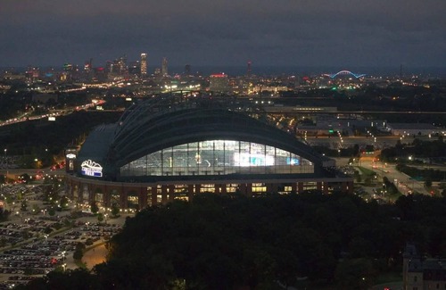 South Milwaukee Condo | Charming 2-bedroom condo in peaceful South Milwaukee with AC