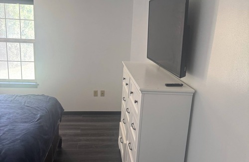 South Milwaukee Condo | Charming 2-bedroom condo in peaceful South Milwaukee with AC