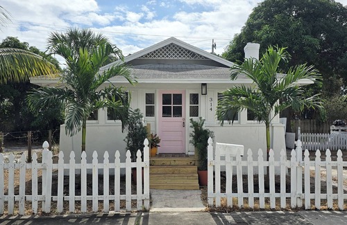 Northwood Shores Cottage | Charming 2-bedroom Cottage Close to Downtown and the Beach No. 1