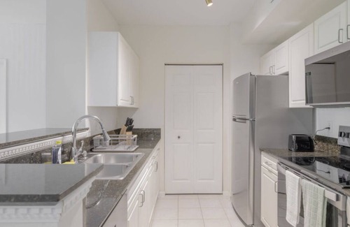 Grandview Heights Bed & Breakfast | Charming 2-bedroom in fabulous City Place West Palm Beach AC- WiFi