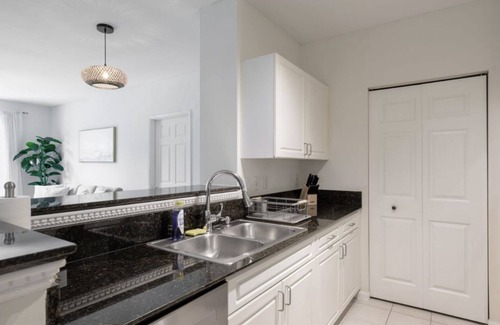 Grandview Heights Bed & Breakfast | Charming 2-bedroom in fabulous City Place West Palm Beach AC- WiFi