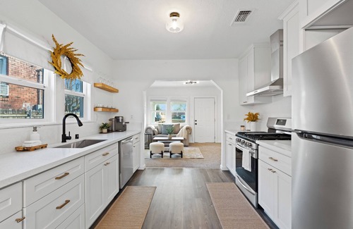 Sacramento Cottage | Charming 2-bedroom cottage with WiFi, AC in enjoyable West Sacramento
