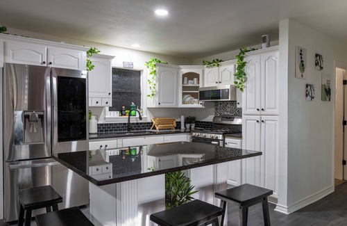 Central City House | Charming 2-bedroom house with WiFi, AC in amazing Corpus Christi