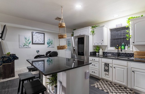 Central City House | Charming 2-bedroom house with WiFi, AC in amazing Corpus Christi