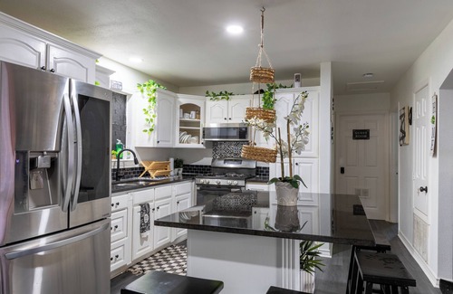 Central City House | Charming 2-bedroom house with WiFi, AC in amazing Corpus Christi